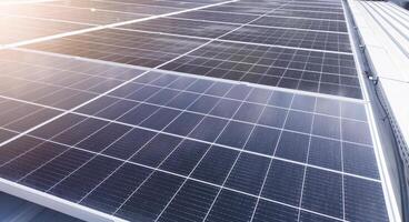 photovoltaïque solaire panneaux monté sur bâtiment toit pour produisant nettoyer écologique électricité à coucher de soleil.photovoltaïque panneaux sur le toit.vue de solaire panneaux dans le bâtiment, renouvelable énergie concept photo
