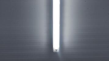fermer de une installation une longue LED lumière ampoule sur le plafond couloir chambre. photo
