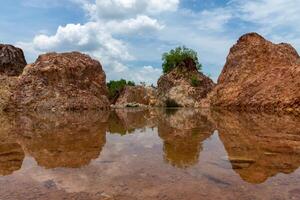 petit canyon avec l'eau. photo