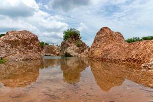 petit canyon avec l'eau. photo