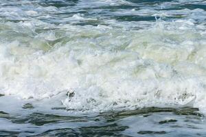 blanc vague sur le mer. photo