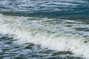 blanc vague sur le mer. photo