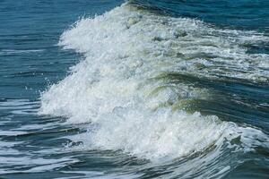 blanc vague sur le mer. photo