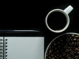 proche en haut Vide page avec café sur noir Contexte. photo