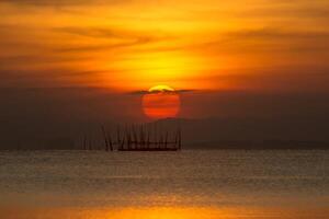 le coucher du soleil ciel sur le Lac photo