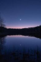 ai généré une serein, minimaliste éclairé par la lune nuit ciel plus de une calme, réfléchissant Lac photo