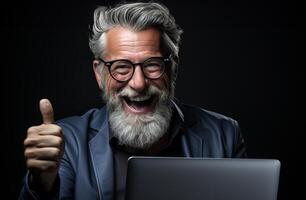 ai généré de bonne humeur personnes âgées homme avec des lunettes donnant une les pouces en haut dans de face de une ordinateur portable, montrant la satisfaction photo