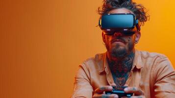 ai généré une jeu-tatoué Jeune brunet homme avec une court la Coupe de cheveux et abricot chemise pièces une ordinateur Jeu avec manette sur pastel Orange Contexte tandis que visualisation vr casque. photo