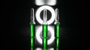 médical les préparatifs. pour le traitement de maladies. ampoules avec vert liquide sur une noir Contexte. artistique foncé filtre. faible clé photo