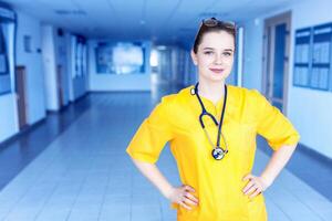 médecin dans Jaune uniforme dans le hôpital. concept de une content magnifique médecin fille avec une sourire photo