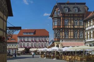 Wernigerode, Allemagne - 2015, à colombages Maisons et café sur le marché carré, Wernigerode, harz, Saxe et bien, Allemagne, L'Europe  photo