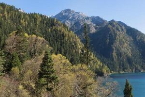 montagnes paysage autour longue lac, jiuzhaigou nationale parc, sichuan province, Chine, unesco monde patrimoine site photo