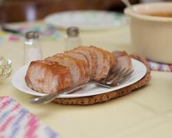 tranché porc rôti sur le table prêt pour une famille dîner photo