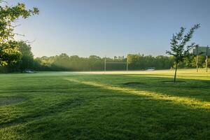 Soleil trempé jeunesse Football champ dans une ville parc photo