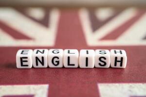 mot Anglais sur uni Royaume drapeau, apprentissage Anglais Langue cours concept. photo