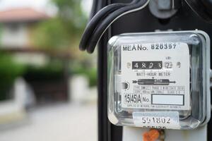 compteur de puissance de mesure électrique pour le coût de l'énergie à la maison et au bureau. photo