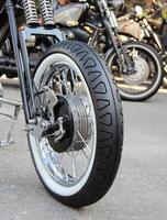Côté blanc pneu de classique hachoir moto à le moto spectacle photo