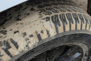 traction contrôle inquiéter. bande de roulement modèle de pneu emballé avec le sable après de route conduite photo