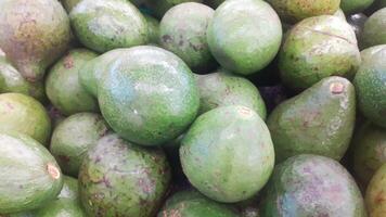 gros pile de avocats sur le marché photo