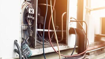 vérifier et un service HVAC unité refroidissement système dans industrie. HVAC refroidissement système dépannage. photo