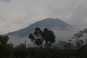 monter sommation est situé dans central Java pendant le pluvieux saison photo