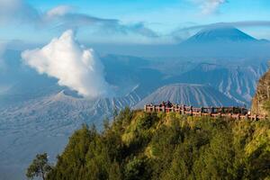 le observation vue de monter bromo sur Roi kong colline. cette est un actif volcan partie de le tengger massif, dans est Java, Indonésie. photo
