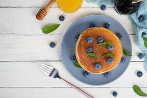 délicieux Crêpes avec myrtilles et Miel. sucré Crêpes avec Frais baies photo