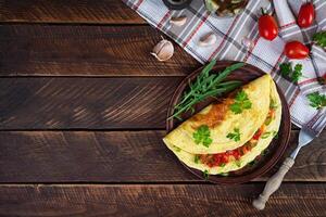 omelette avec frit oignon et tomates. frit des œufs avec herbes photo