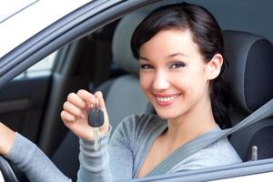 Jeune content femme chauffeur tenir voiture clés dans sa Nouveau voiture photo