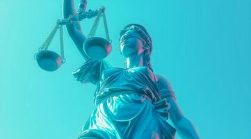 ai généré une frappant représentation de Dame justice, drapé dans turquoise, des stands avec Balance à la perfection équilibré, sa bandeau symbolisant le impartialité de le loi contre une clair ciel photo