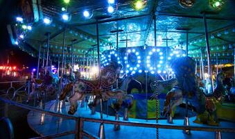 cheval carrousel avec lumières à nuit, avec espace pour texte photo