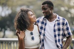 Date couple homme et femmes Valentin journée. africain noir amoureux à parc en plein air été saison ancien Couleur Ton photo