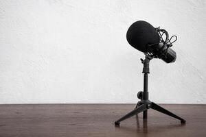 studio condenseur microphone pour Accueil studio radio Podcast isolé sur blanc mur en bois table Contexte espace pour texte. photo