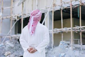 cheik arabe homme à la recherche à en dessous de construction bâtiment pour construire Nouveau Bureau affaires projet propriétaire concept photo