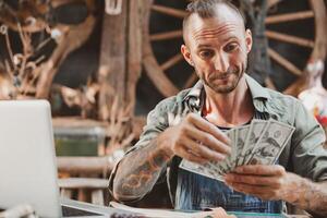 affaires Succès artiste Masculin cuir artisanat ouvrier vente Maître pièce des produits gagner argent photo