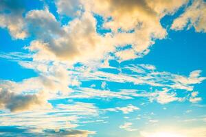 bleu ciel fantaisie coloré spectaculaire Soleil en hausse Matin journée la nature Contexte photo