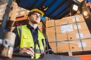 caucasien Masculin ouvrier travail dans entrepôt des biens magasin. inventaire Personnel en mouvement produits palette livraison la gestion avec chariot élévateur camion. photo