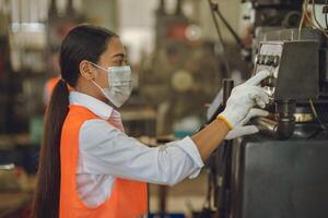 industrie travail femme avec visage masque soins de santé travail avec poussière sale usine machine photo