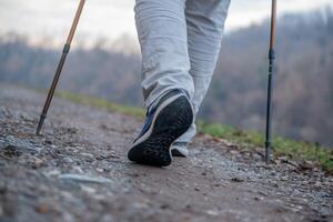 raquettes marcher par le rivière photo