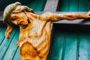 vieux en bois Jésus statue à une traversée pendant Cyclisme photo