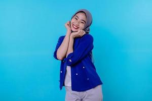 Jeune femme séduisante et charmante optimiste avec un joli sourire joyeux avec un joli sourire blanc sur fond bleu clair photo