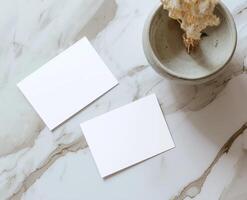ai généré deux Vide blanc affaires cartes repos sur une marbre bureau surface, personnel l'image de marque image photo