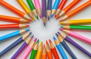 cœur forme fabriqué de coloré des crayons, l'amour et passion conceptuel photo