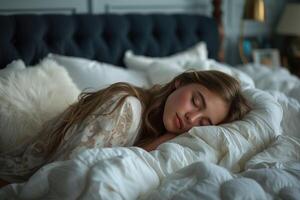 ai généré femme en train de dormir sur paisible chambre avec blanc feuilles et noir tête de lit photo