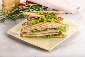 fait maison club sandwich avec jambon et fromage photo