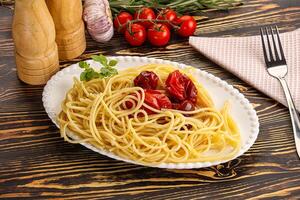 italien Pâtes spaghetti avec tomate photo