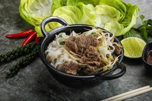 vietnamien traditionnel soupe pho bo avec du boeuf photo