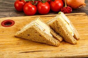 club sandwich au poulet et fromage photo