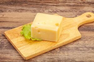 fromage emmental sur planche de bois photo