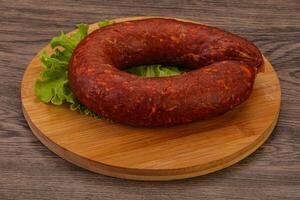 saucisse krakowska sur le plateau photo